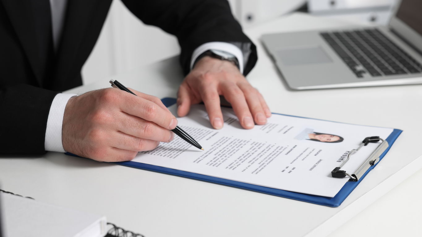 akademischer-lebenslauf.jpg A male HR Manager checking on an academic CV