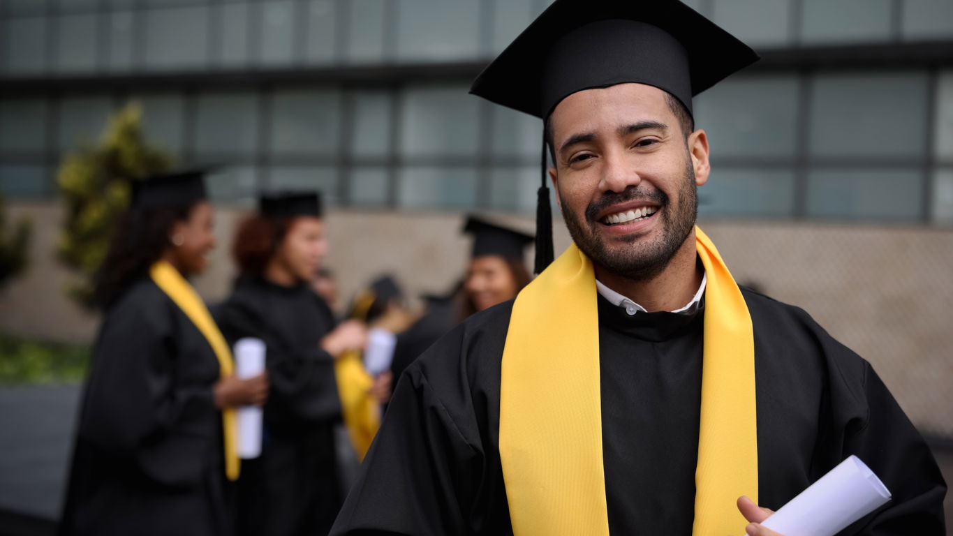 Ausländisches Diplom_foto Hispanolostic_iStock-1349302576.jpg Young man at a postdoc graduation