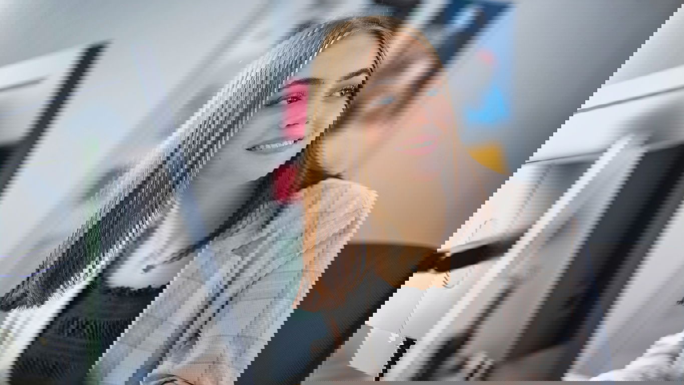 bachelorarbeit-unternehmen.jpg A female student at her desk
