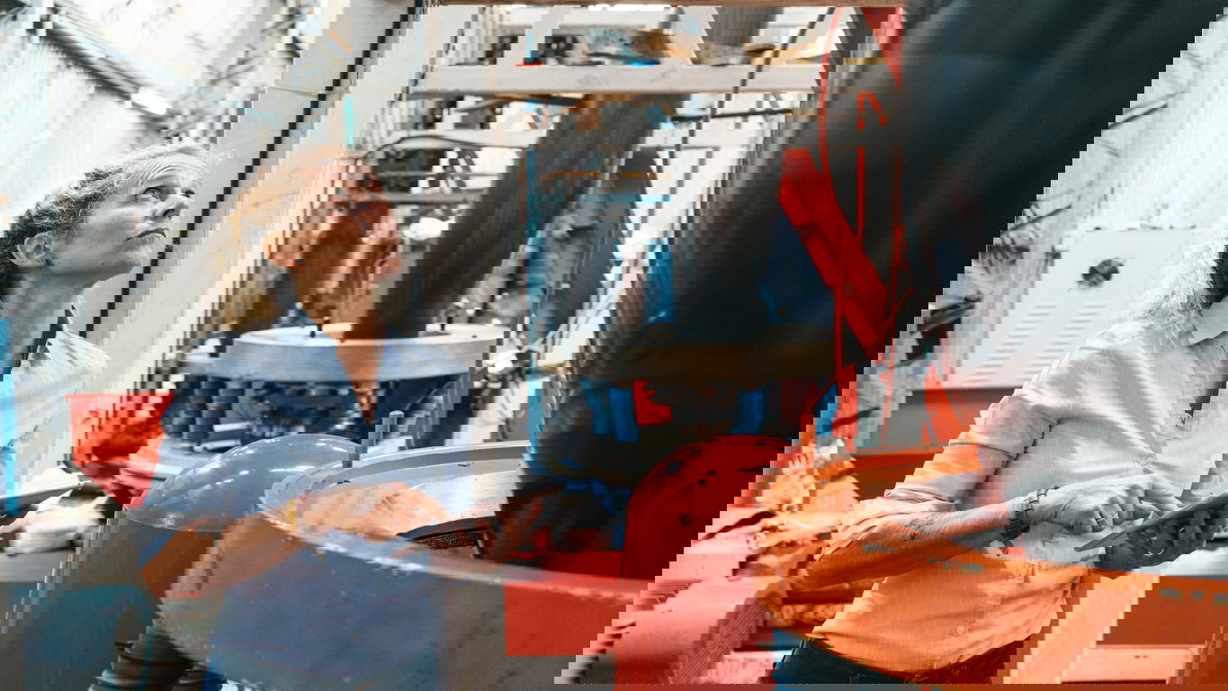 chemieingenieur-gehalt.jpg A female chemical engineer checking some values