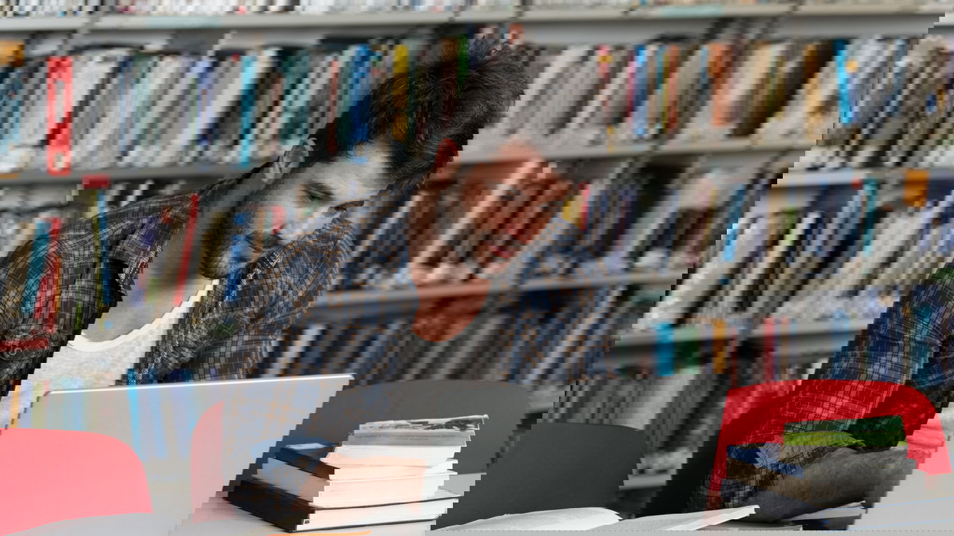 dissertationsthema.jpg A PhD student in a library