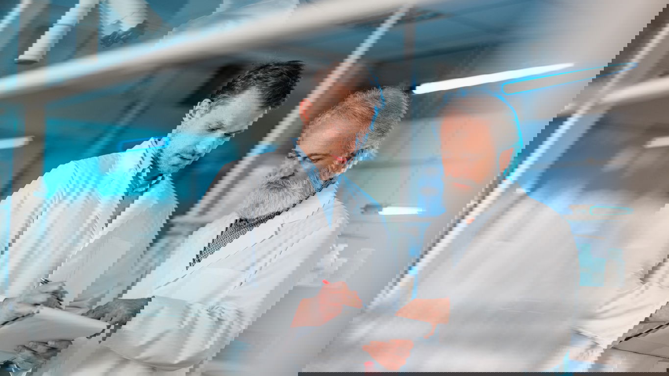 gehalt-forschung-entwicklung.jpg Two scientist in a laboratory
