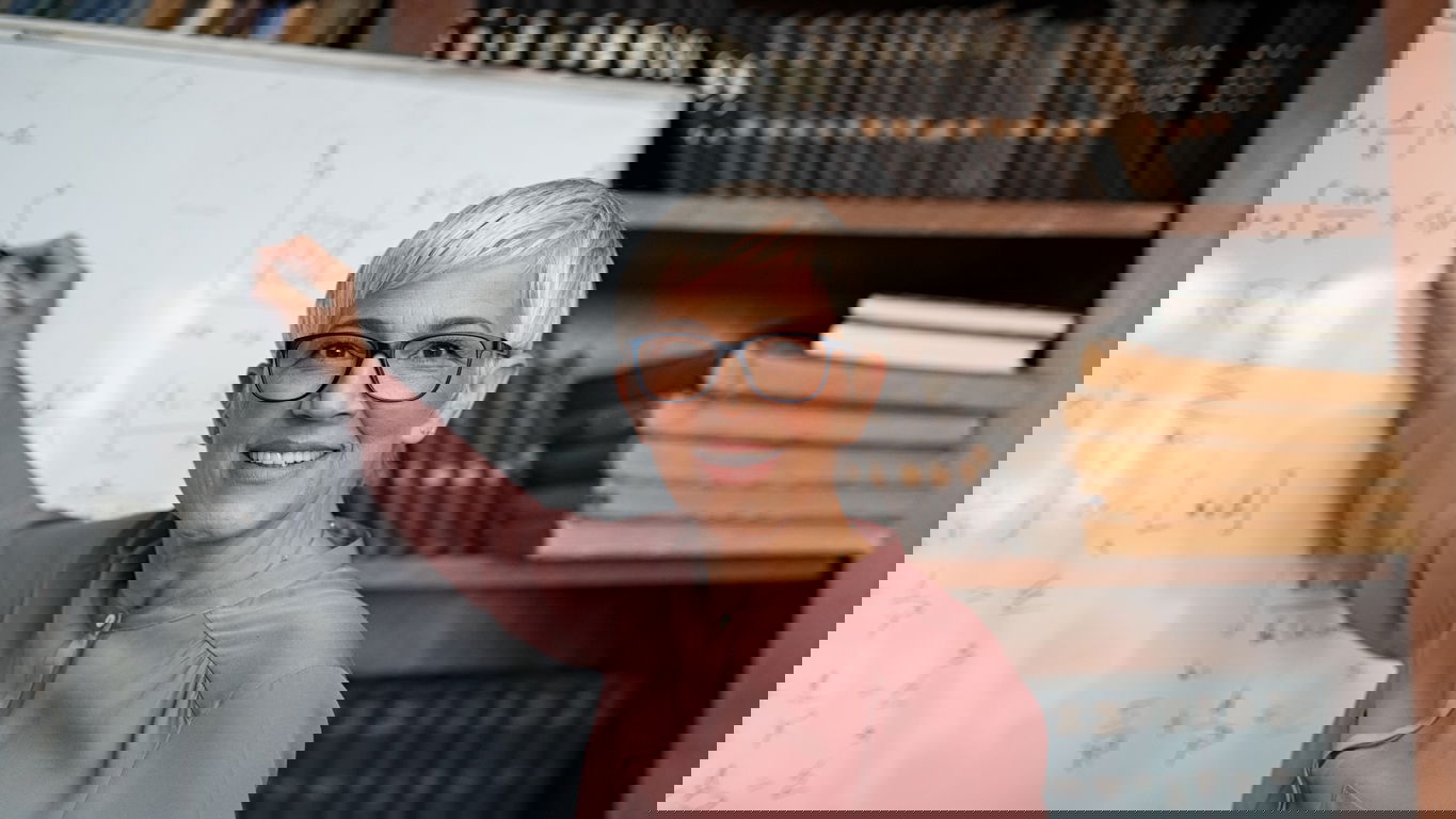 gehalt-professor-iStock-1201405255.jpg a female professor writing on a board