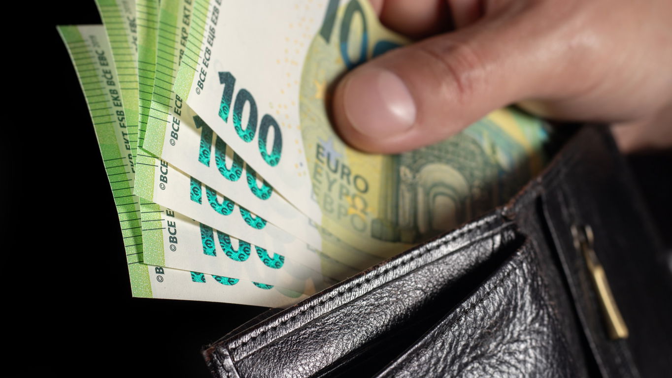 haw-prof-gehalt.jpg A wallet with five 100-euro notes