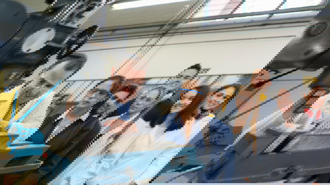 haw-professur.jpg An HAW professor explains a machine to students in an engineering class