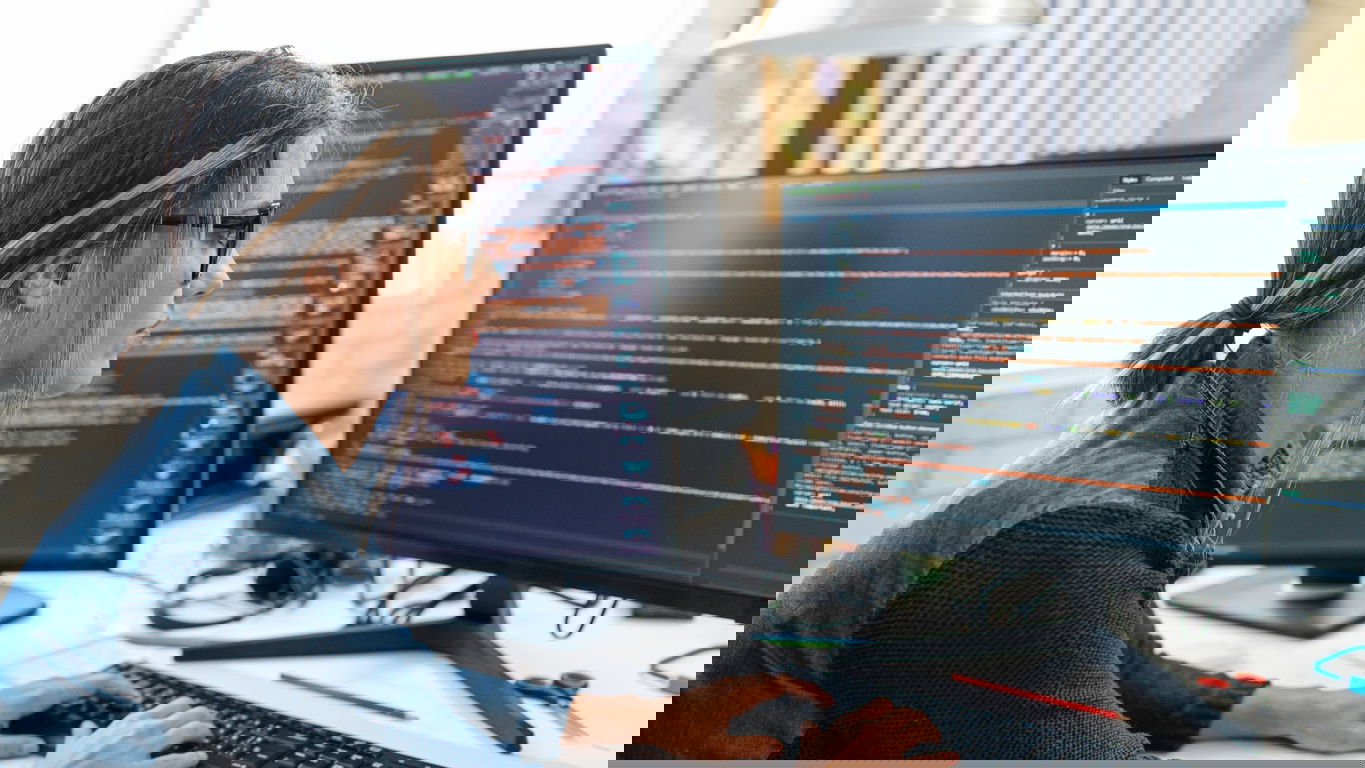 informatik-it-gehalt.jpg A female software engineer