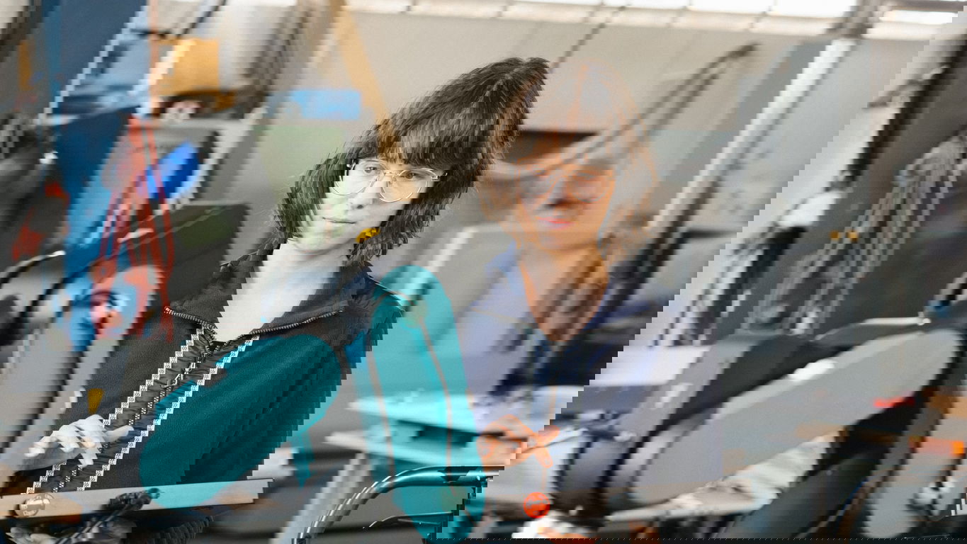 mint-frauen.jpg A female engineer