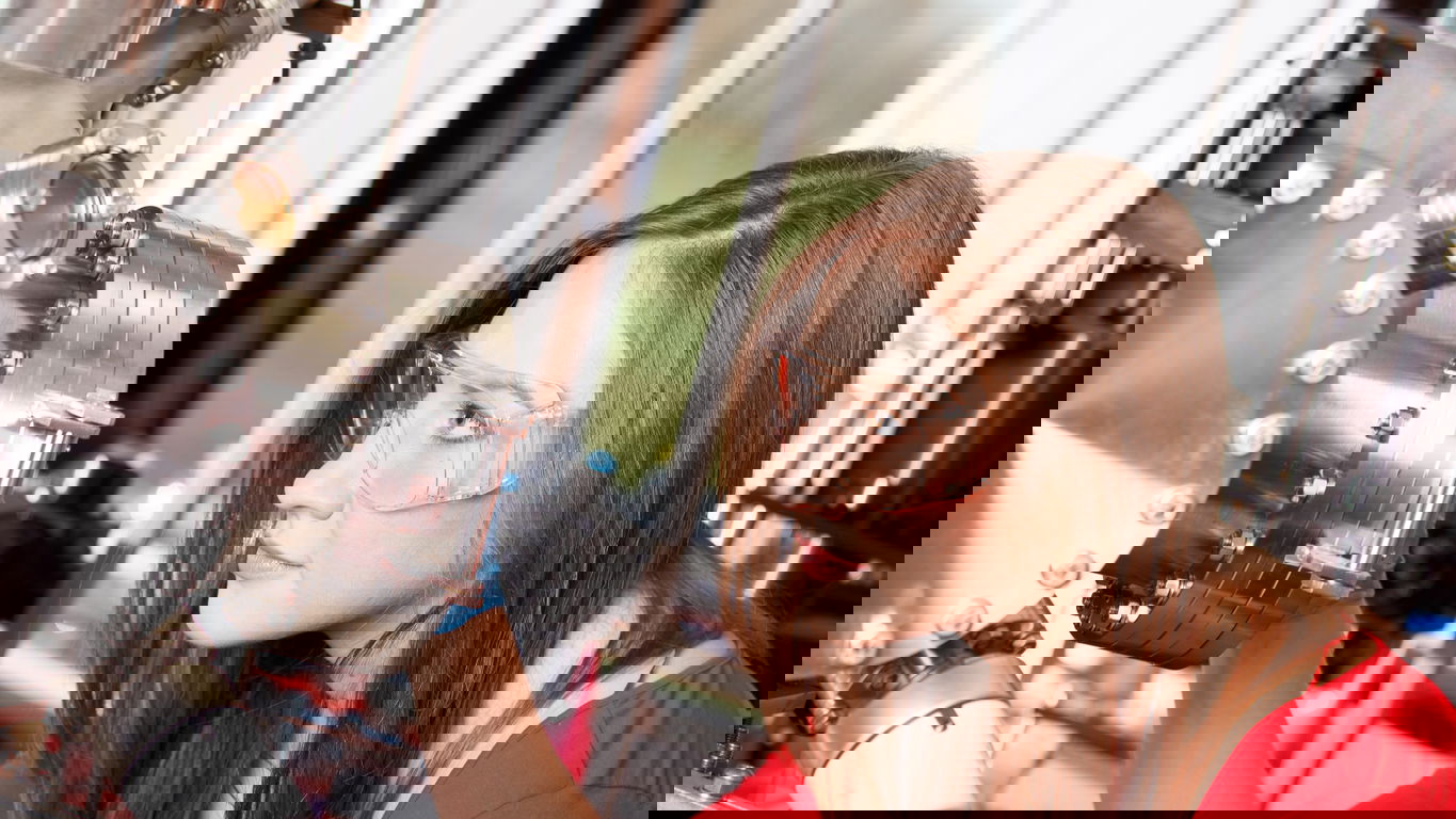 physik-gehalt.jpg A young female physicist at a laser