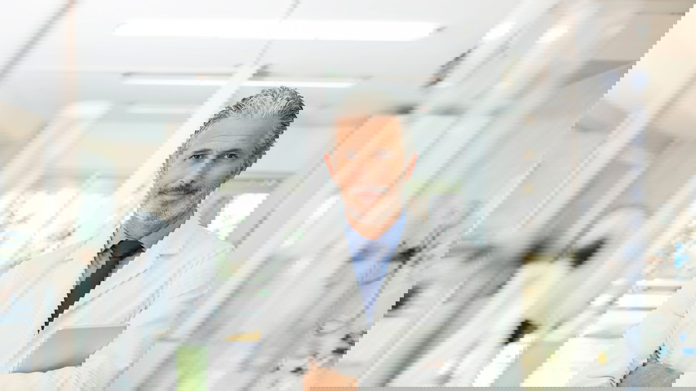 Projektfinanzierung-wissenschaft.jpg a professor is happy about a successful project funding