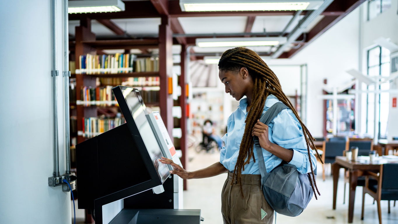 promotion-gehalt.jpg A female PhD student in a library