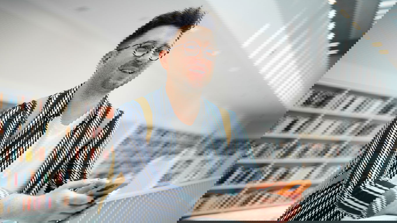 wie-promovieren.jpg a phd student in a library