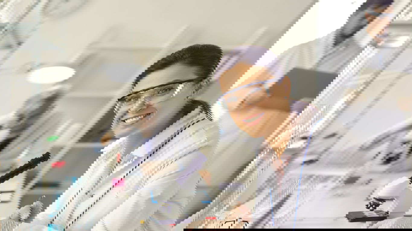 wissenschaft-gehalt.jpg A female scientist in a laboratory: What does she earn?