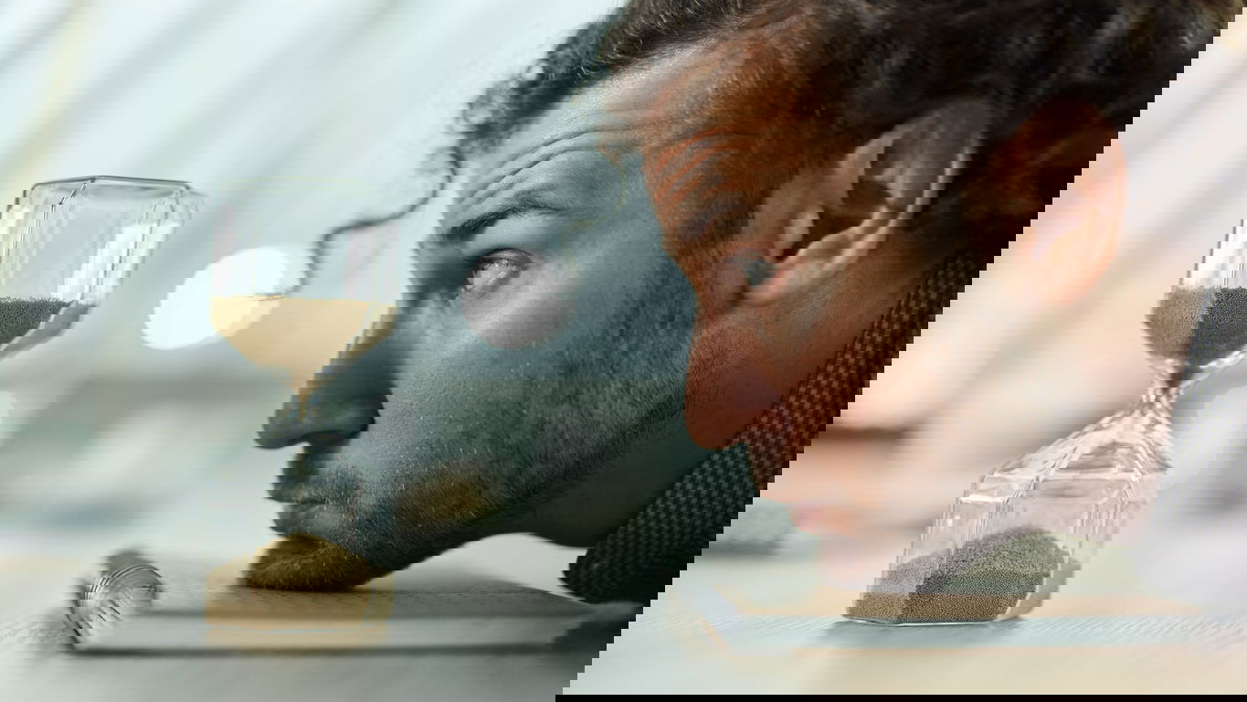wisszeitvg.jpg A scientist dejectively observes an hourglass because of his fixed-term contract act